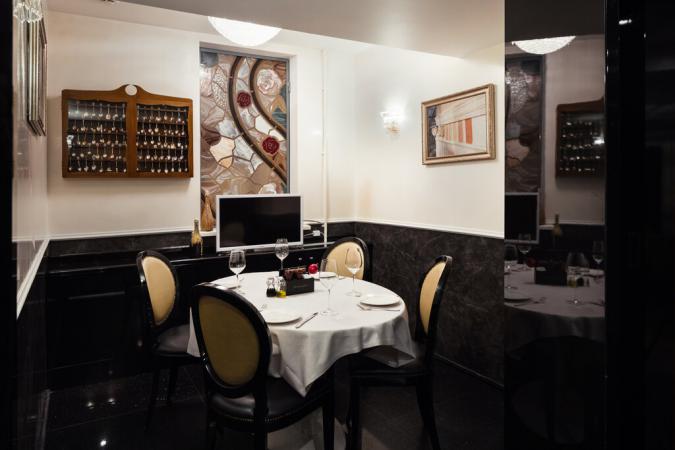 restoran_noz_sprava_vilka_sleva_photo9